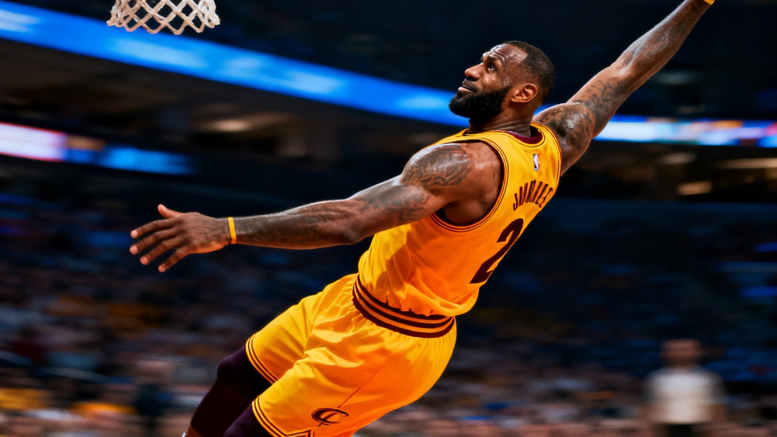 一张NBA精彩扣篮集锦视频缩略图，画面定格在詹姆斯战斧劈扣的空中姿态，背景虚化突出运动员的爆发力，缩略图右下角标注时长标记